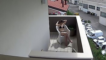 Teen italiana pillada masturbándose en su balcón