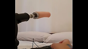 Orgasme Intense De Mimi Sur Une Machine À Sexe Avec Un Gros Cul Et Une Éjaculation Féminine