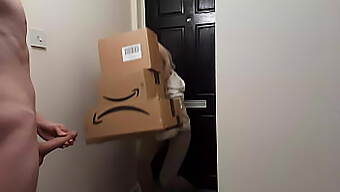 Un Hombre Desesperado Recibe Ayuda De Una Repartidora De Amazon Para Satisfacer Sus Deseos, Lo Que Lleva A Un Encuentro Salvaje