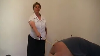 Een Volwassen Vrouw Straft Een Man Met Een Cane In Een Hardcore Video.