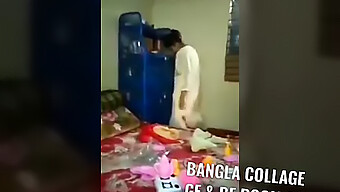 Sinh Viên Đại Học Bangladeshi Tham Gia Vào Việc Đưa Tay Vào Và Đâm Vào Quả Bóng