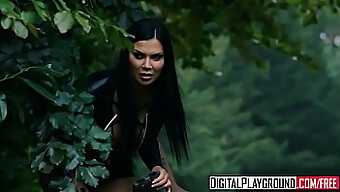 Jasmine Webb Se Joacă Și Suge Într-Un Videoclip Porno Hd