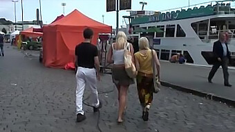 Teens Scandinaves Nues S'Engagent Dans Un Trio Anal Public