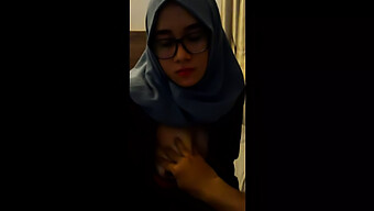 Oral Pleasure From Indonesian Hijab-Wearing Girl