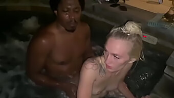 Victoria Gracen En Daddy Panda Hebben Een Wilde Tijd In Het Jacuzzi