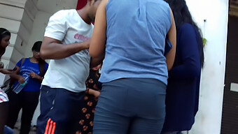 Sedutora Indiana Mostra Sua Bunda Em Um Jeans Apertado