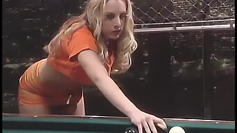 Une Blonde Aux Gros Seins Se Fait Doigter L'Anus Et Pénétrer Par Une Bite De Billard En Public