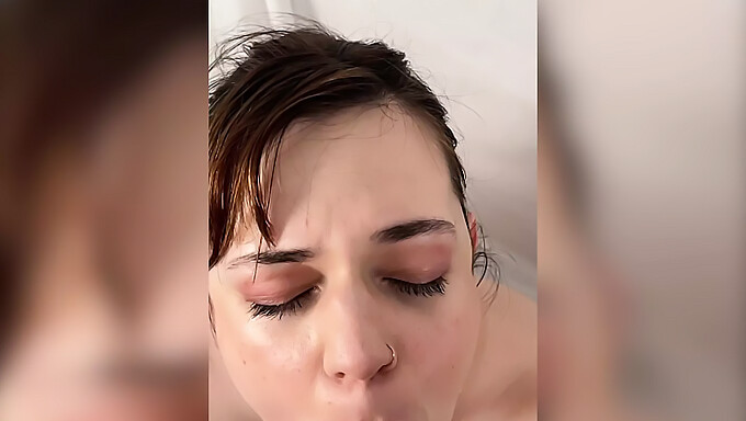 La vieja y joven adolescente Elise Lee hace una mamada profunda y recibe una POV facial