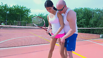 Huấn Luyện Viên Tennis Trẻ Dạy Thiếu Niên Về Tình Dục