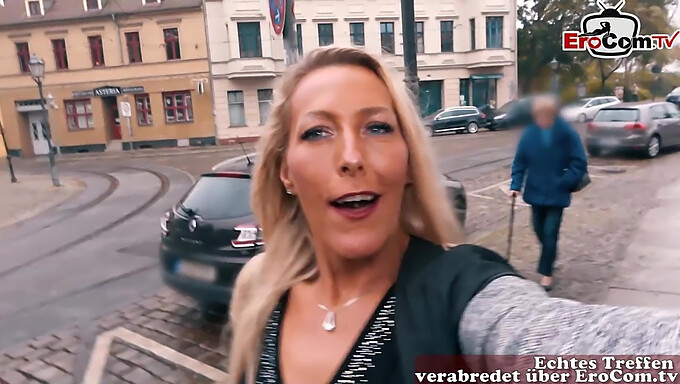 Lena Nitro svádí mladší dívku na lesbické setkání